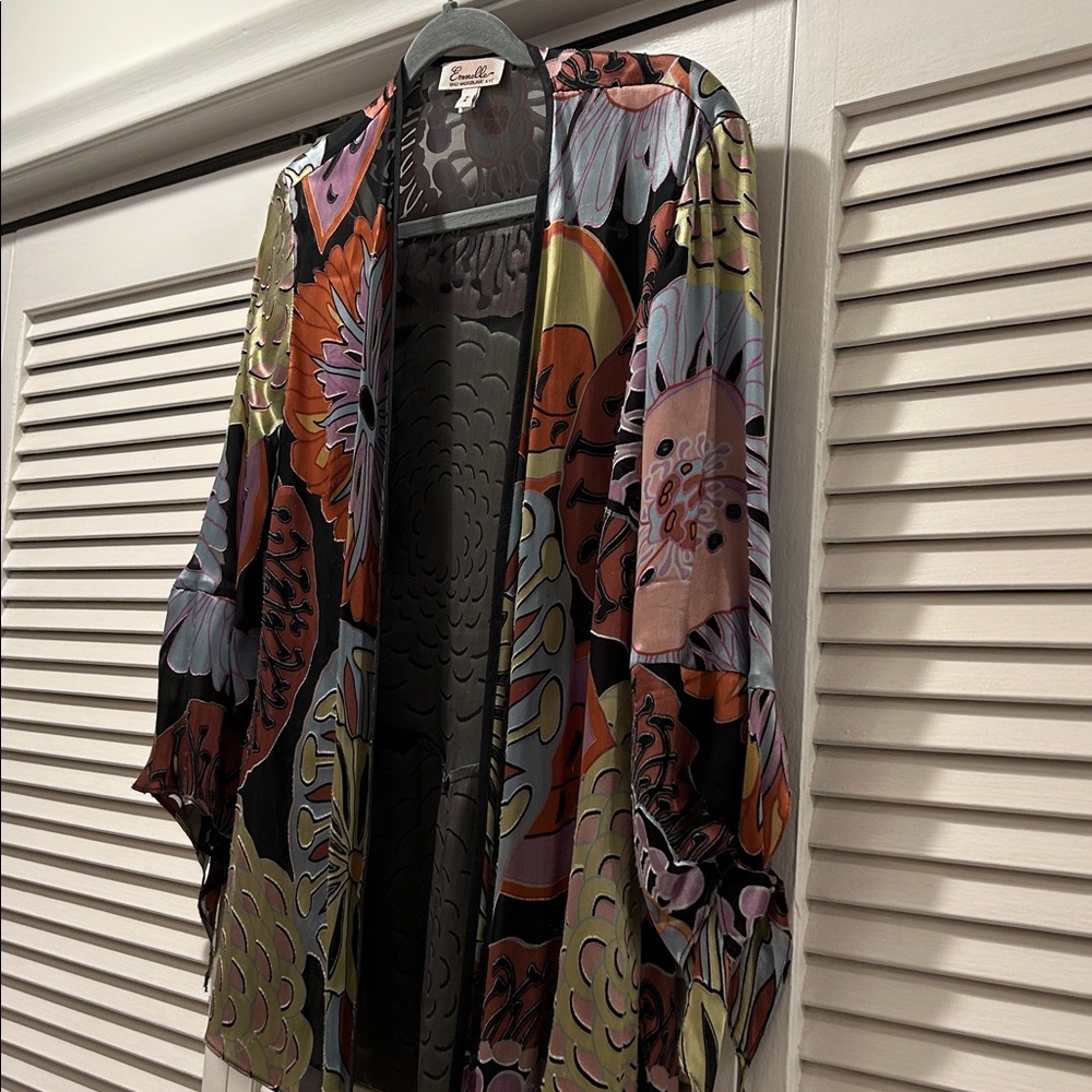 Beautiful artsy silk kimono.Will dress up sny outfit lightweightgreat traveling. - Picture 13 of 16